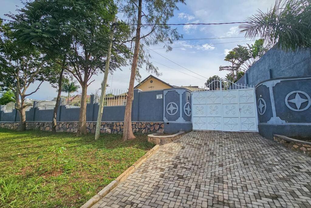 Complete 4-Bedroom House Facing Kigali Golf Course Ngoại thất bức ảnh